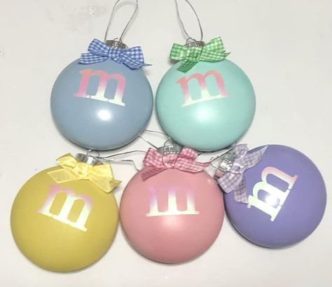 Diy Candy Themed Christmas Tree Ornaments, Candy Land Ornaments Diy, Diy Pastel Candy Christmas Decorations, Diy Candyland Christmas Ornaments, Candyland Tree Decorating Ideas, Diy Candyland Ornaments, Pastel Gingerbread Christmas Decor Diy, Diy Candy Christmas Ornaments, Diy Candy Decor