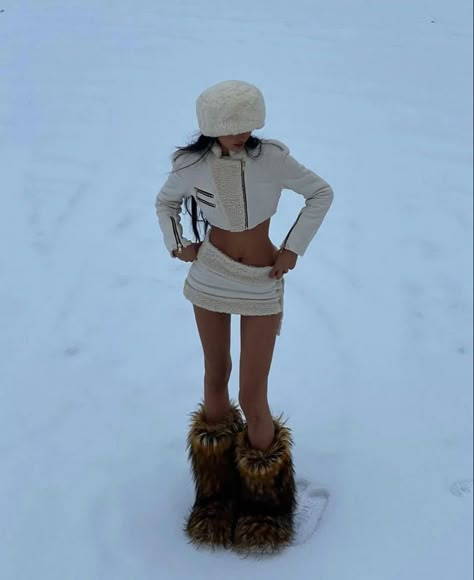 Birthday In Snow, Winter Outfit Inspiration Cold, Winter Wonderland Outfit Party, Fur Boot Outfits, Snow Party Outfit, Winter Rave Outfits Cold, Apres Ski Theme Party Outfit, Cold Birthday Outfit, Furr Boots