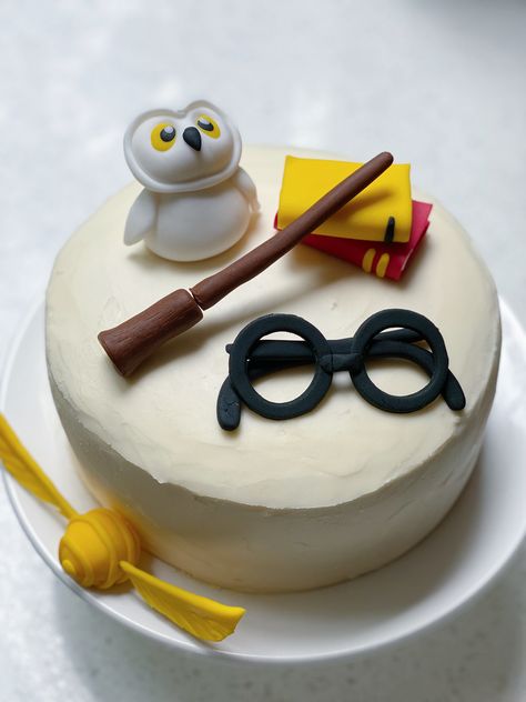 Diy harry potter fondant cake homemade birthday Diy Harry Potter Cake Easy, Fondant Hedwig, Diy Harry Potter Cake, Easy Harry Potter Cake, Harry Potter Cake Decorations, Harry Potter Theme Cake, Fondant Cake Decorations, Harry Potter Cakes, Harry Potter Face