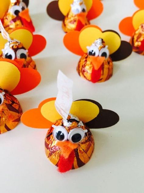 Hershey Kiss Thanksgiving Craft, Hershey Kiss Turkey, Turkey Party Favors, Thanksgiving Crafts 4th Grade, Easy Diy Thanksgiving Crafts, Thanksgiving Favors Diy, Florida Thanksgiving, Thanksgiving Candy Crafts, Thanksgiving Table Favors