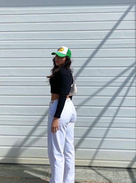 Women Trucker Hat Outfit, Style White Cargo Pants, Outfit With Cargo Pants, Dickies Pants Outfits Women, St Pattys Outfit, Trucker Hat Outfit, Bass Pro Shop Hat, 23 Style, Outfit Ideas 2023