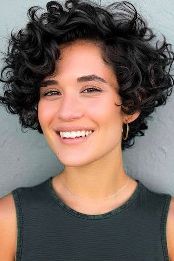 Graduated Curly Bob, Short Curly Thick Hair Styles, Chin Length Bob Curly Hair, Short Curly Hairstyles For Wedding, Short Cuts For Thick Hair, Curly Hairstyles For Wedding, Pelo Bob Ondulado, Short Thick Wavy Hair, Curly Bob Haircut