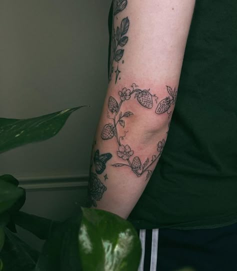 Circle Elbow Tattoo, Circular Elbow Tattoo, Unique Elbow Tattoos For Women, Nature Elbow Tattoos For Women, Girly Elbow Tattoo, Wrap Around Elbow Tattoo, Dainty Elbow Tattoos For Women, Vine Elbow Tattoo, Elbow Cap Tattoo