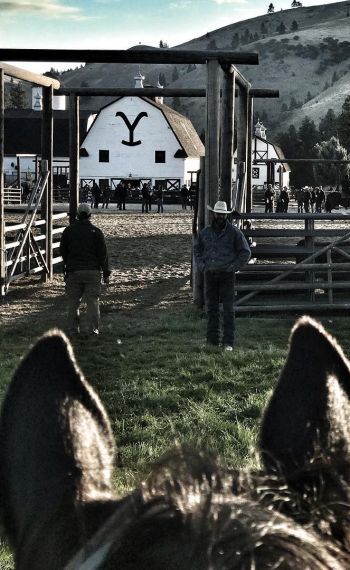 Yellowstone Behind The Scenes, Yellowstone Wallpaper Iphone, Yellowstone Aesthetic, Western Pictures, Cowboy Photography, Yellowstone Series, Yellowstone Dutton Ranch, Barn Lights, Country Backgrounds