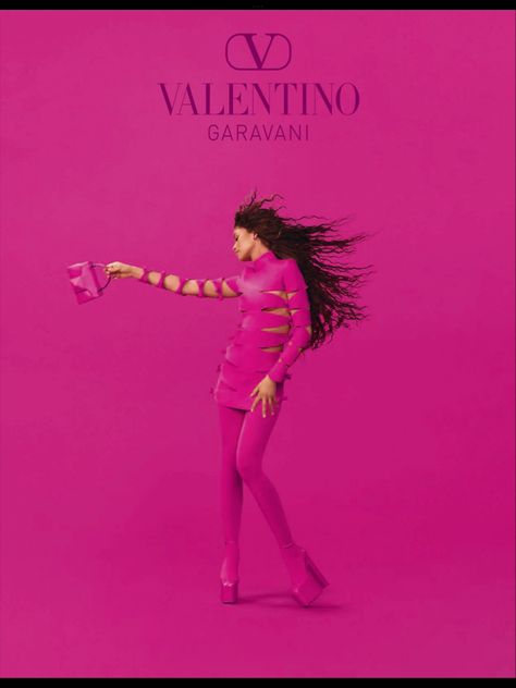 Barbie Core Photoshoot, Magenta Photoshoot, Valentino Pp Pink, Zendaya Behind The Scenes, Zendaya Valentino, Barbie Photoshoot, Vogue Poses, Pink Photoshoot, Valentino Pink