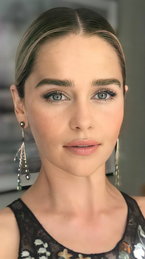 Emilia Clarke Makeup, Emilia Clarke Style, Emilia Clarke Daenerys, Emilia Clarke Daenerys Targaryen, Celebrity Twins, Pale Skin Makeup, Celeb Hair, Soft Summer Palette, Summer Palette