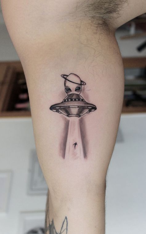 Alien Tattoo Aesthetic, Minimal Realism Tattoo, Trippy Alien Tattoo Ideas, Alien Ufo Tattoo, Alien Abduction Tattoo, Ufo Tattoo Design, Small Alien Tattoo, Woman Tattoo Artist, Lilith Tattoo Art