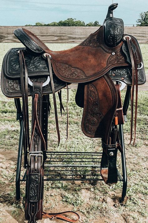 Western Saddles Aesthetic, Western Saddle Aesthetic, Horse Gear Western, Western Horse Tack Turquoise, Horse Tack Western, Western Tack Sets, Barrel Racing Tack Rodeo, Horse Farm Ideas, Medieval Horse