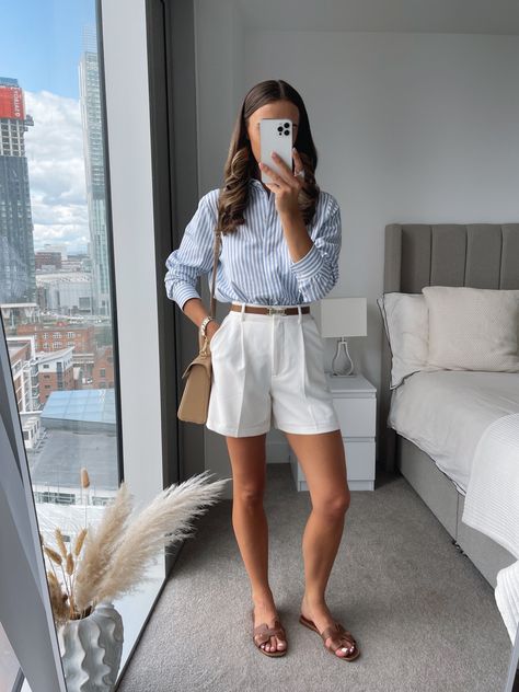 White Shorts Outfit, Modest Casual Outfits, Casual Chic Summer, Summer Shorts Outfits, Blue Striped Shirt, Stripe Outfits, Causual Outfits, Wardrobe Style, Summer Fashion Outfits