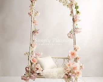 Vintage Backdrop Ideas, Backdrop Flower Decorations, Decor For Photoshoot, Photo Area Ideas, Photography Studio Design Decor, Floral Backdrop Ideas, Summer Photo Backdrop, Photoshoot Decoration, Garden Party Backdrop