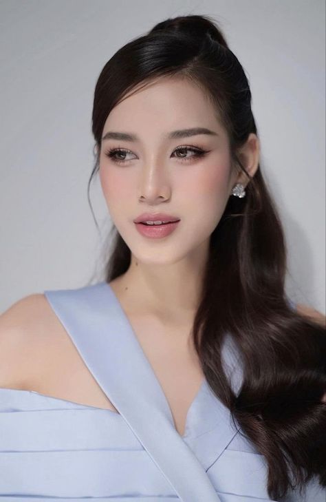 https://www.instagram.com/kasusuas?igsh=aDV2cWEzOTdnNTZr Graduation Look Makeup, Bride Makeup Asian, Makeup Asia, Asian Wedding Makeup, Pageant Makeup, Mekap Mata, Asian Bridal Makeup, Asian Makeup Looks, Light Makeup Looks