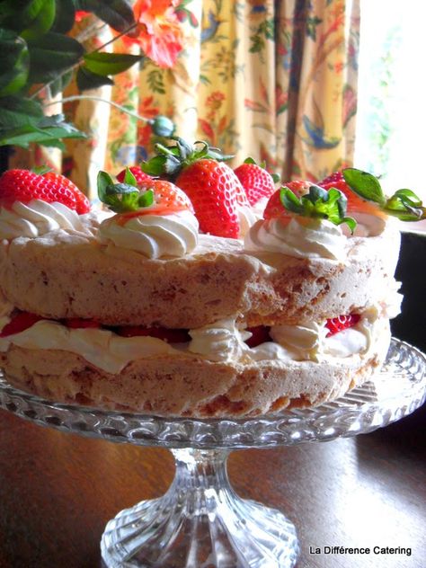 La Difference Catering: Strawberry and Almond Dacquoise Gluten-Free Dacquoise Recipe, Dairy Gluten Free Recipes, Almond Meringue, Fancy Desserts Recipes, Strawberry Almond, Holiday Sweets, Fancy Desserts, Desserts Recipes, Egg Free