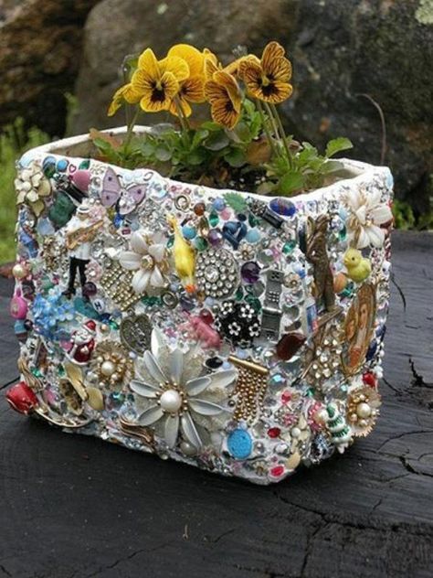 Do you have a jewelry box full of costume jewelry that you just don’t ever wear? Have you ever wondered what to do with all that jewelry? I’ve been collecting vintage jewelry for years and have always wondered if there is something else that I could do with some of the broken or otherwise unworn... Mosaic Planters, Hantverk Diy, Fleurs Diy, Plant Box, Vintage Jewelry Crafts, Mosaic Garden, Mosaic Ideas, Mosaic Projects, Mosaic Diy