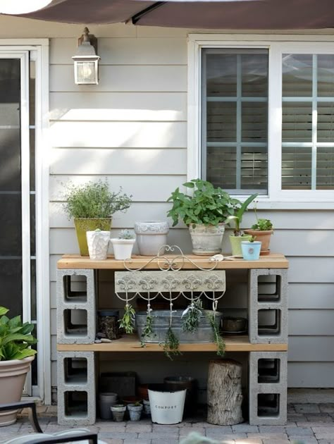 Cinder Block Furniture - 8 Easy DIY Ideas - Bob Vila Backyard Organization, Patio Organization, Cinder Block Ideas, Cinder Block Furniture, Block Furniture, Cinder Block Bench, Design Per Patio, Backyard Upgrades, Cinder Block Garden