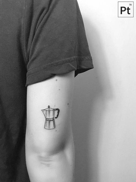 Moka pot tattoo on the back of the right arm. Pot Tattoo, Pinterest Tattoos, Tricep Tattoos, Tattoo Cafe, Tato Minimal, Back Of Arm Tattoo, Tattoo Spots, Coffee Tattoos, Upper Arm Tattoos