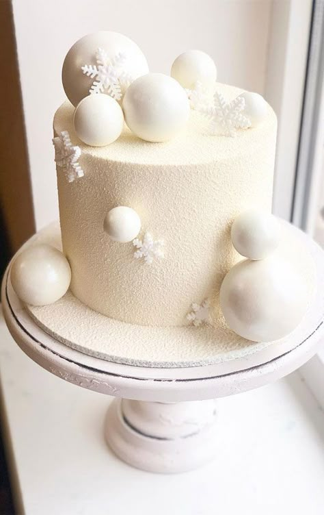 winter cake, winter cake inspiration, winter cake images, winter wonderland cake, winter chocolate cakes, winter cakes 2021 Winter Cakes Birthday, Winter Cake Designs, White Christmas Desserts, White Christmas Cake, Winter Chocolate, Christmas Birthday Cake, Cake Winter, Winter Torte, Mini Christmas Cakes