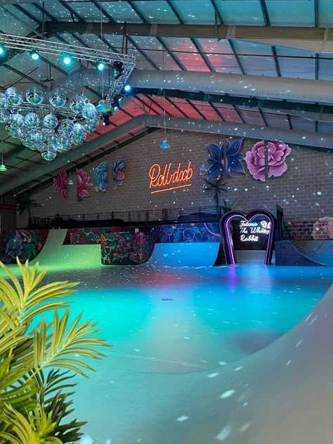 Roller Skating Business, Roller Skating Rink Aesthetic, Skating Rink Ideas, Skating Rink Aesthetic, Backyard Skating Rink, Roller Rink Aesthetic, Skate Park Aesthetic, 80s Roller Rink, Roller Skate Rink