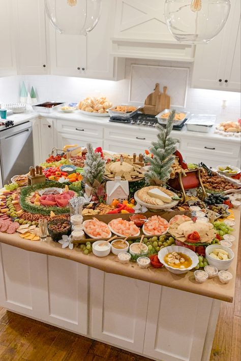 Hosting Christmas Dinner Food Party Ideas, Family Christmas Event Ideas, Christmas Themed 30th Birthday Party, Brunch Holiday Party, Christmas Dinner Themes Food, Christmas Day Hosting Ideas, Swanky Christmas Party, Hosting Gingerbread House Party, Christmas Party For Teens Ideas