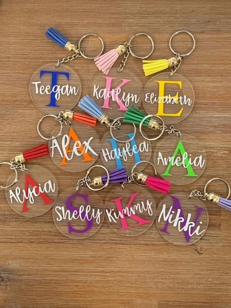 Diy Keychain Ideas Cricut, Key Chains With Cricut, Portachiavi Plexiglass Cricut, Cricut Keychains Diy Acrylic, Vinyl Keychain Ideas, Acrylic Keychains Diy Cricut, Vynal Projects, Cricut Keychain Ideas, Thoughtful Graduation Gifts