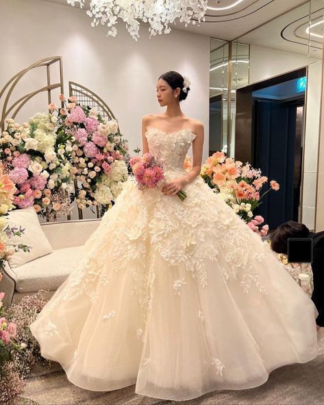 Singapore Wedding Dress, Korean Bride Dress, Wedding Korea Style, Korean Wedding Gown, Korean Bride, Wedding Korea, Korean Wedding Dress, Wedding Dress Types, Wedding Hairstyles Bride