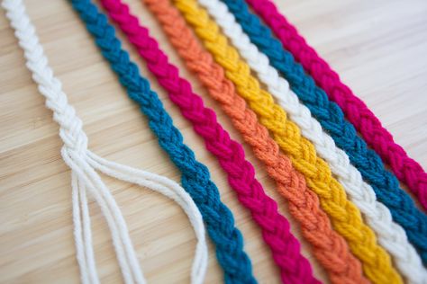 Diy Bracelets Yarn, Braiding Yarn, Hair Tie Organizer, Braided Yarn, Yarn Braids, Yarn Bracelets, Yarn Ideas, Diy Bracelets Tutorials, Instagram Username Ideas