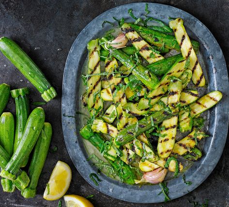 Courgette Salad, Courgette Recipes, Grilled Courgette, Vegetable Ideas, Lemon And Mint, Vegetarian Bbq, Dinner Catering, Side Dishes For Bbq, Grilled Zucchini