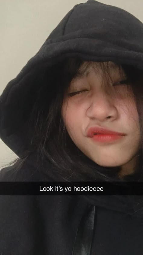 Cute Hoodie Selfie Ideas, Hoodies Selfies Ideas, Photo Ideas With Hoodies, His Hoodie Captions, Poses With Hoodies, Cute Snap Selfie Poses, Hoodie Selfie Instagram, Hoodie Captions For Instagram, Selfie With Hoodie