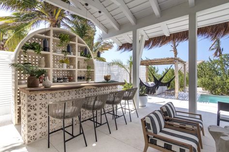 Bar Exterior, Outdoor Kitchen Bars, Mediterranean Style Homes, Backyard Bar, Perfect Backyard, Casa Exterior, Beach Bar, Backyard Inspo, Beautiful Spaces