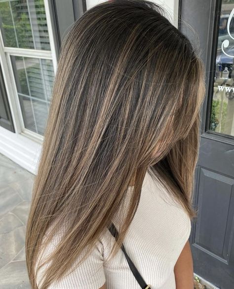 Highlights That Look Good With Dark Brown Hair, Dark Brown To Blonde Balayage Straight Hair, Highlights With Natural Roots, Dark Brown With Honey Blonde Highlights, Brunette Hair Blonde Balayage, Highlights Dark Hair Straight, Thick Brown Hair With Highlights, Dark Caramel Balayage Straight Hair, Straight Brown Hair Highlights