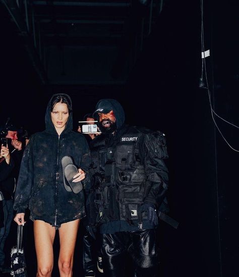 High End Homo on Twitter: "bella hadid and ye west backstage @ balenciaga ss23 https://t.co/RNoRutUAxu" / Twitter Balenciaga Top, Balenciaga Spring, Hadid Style, Model Aesthetic, Spring Summer 2023, Men Fashion Casual Outfits, Model Life, Summer 2023, Bella Hadid