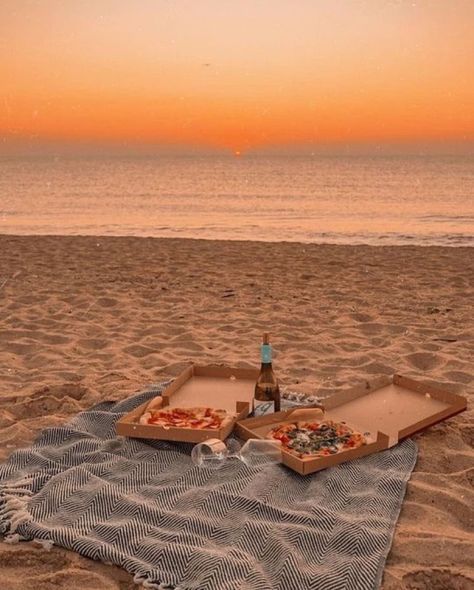 Evening Vibes, Dream Dates, Picnic Inspiration, Cute Date Ideas, Beach Date, Dream Date, Cute Date, Picnic Date, Picnic Ideas