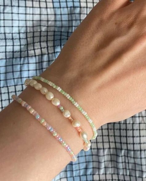 Diy Bracelet Aesthetic, Beads Bracelets Aesthetic, Aesthetic Beaded Bracelets, Simple Beaded Bracelets, Pulseras Kandi, Anting Manik, قلادات متدلية, Diy Armband, Preppy Jewelry