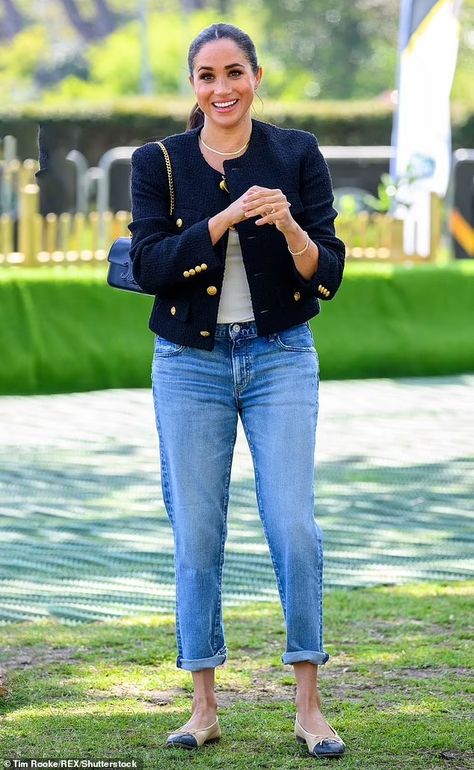 Meghan Markle is the queen... of jeans: Whether it is cropped, ripped or boyfriend style, the Duchess of Sussex's denim choices are 'perfect' for her 'off-duty look', expert says after her latest outing | Daily Mail Online Estilo Meghan Markle, Meghan Markle Outfits, Kimberly Williams, Black Tweed Jacket, Meghan Markle Style, Husband Shirts, Mother Jeans, Boyfriend Style, Straight Leg Denim