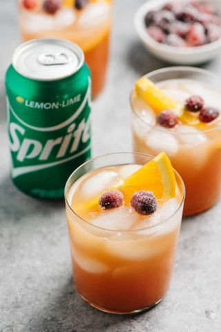 15 Best Sprite Cocktails — Delicious Sprite Mixed Drinks Everyone Will Love Alcoholic Drinks With Sprite, Sprite Mixed Drinks, Sprite Cocktails, Cocktails Recipes Vodka, Sprite Drink, Drinks With Sprite, Vodka Sprite, Vodka Cranberry Cocktail, Cranberry Cocktail Recipe