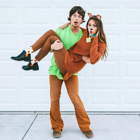 Scooby Doo & Shaggy Halloween Costume ig: @kaitlynoelle Diy Scooby, Scooby Doo Halloween Costumes, Obsessed Girlfriend, Easy Couple Halloween Costumes, Easy Couples Costumes, College Halloween Party, Meme Costume, Halloween Costumes Diy Couples, Scooby Doo Halloween