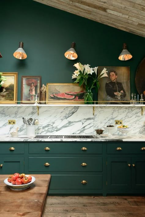 Classic English Kitchen, Dark Green Kitchen, Sofa Green, Devol Kitchens, Country Kitchen Designs, Green Kitchen Cabinets, English Kitchens, Green Furniture, English Furniture