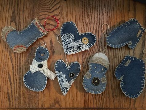 Denim Ornaments, Christmas Upcycling, Recycled Christmas Gifts, Blue Jean Crafts, Denim Christmas, Burlap Ornaments, Jeans Recycling, Jeans Crafts, Denim Crafts Diy