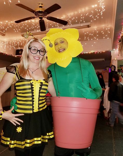 Honey bee with my cute potted flower ♥ #honeybee #love #flower #halloween #couplegoals #couples #costume #couplescostume #bee #flower #cute #funny #lmao #lol Baby Bee Costume, Bee Costume Diy, Riverdale Halloween Costumes, Halloween Schminke, Horse Halloween Costumes, Halloween Costumes 2014, Top Halloween Costumes, Bee And Flower, Matching Halloween Costumes