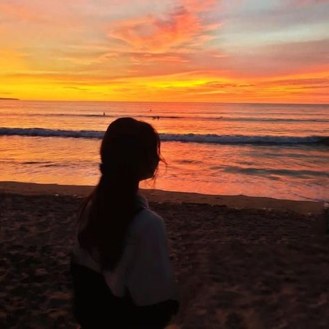 Girl Picturing Sunset, Lowkey Girl, Sunset Girl Aesthetic, Sunset Pfp, Sunset Gif, Sunset Girl, Beach Instagram Pictures, Blur Photography, Sassy Wallpaper