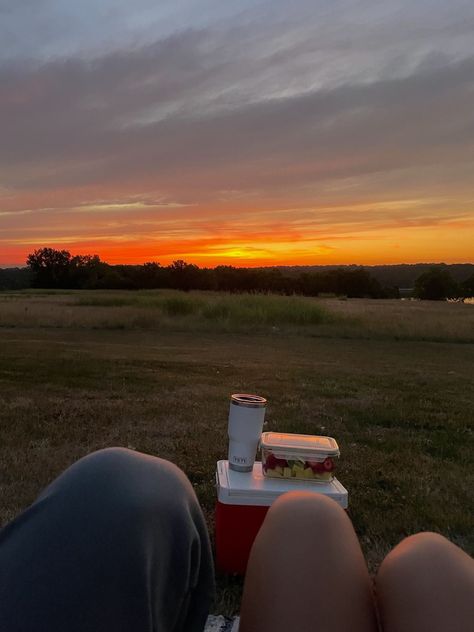 Watching Sunrise With Boyfriend, Sunrise Date Aesthetic, Watching The Sunrise Aesthetic, Karlie Core, Sunset Picnic Date, Sunrise Date, Sunrise Watching, Sunrise Picnic, Bucket List With Friends