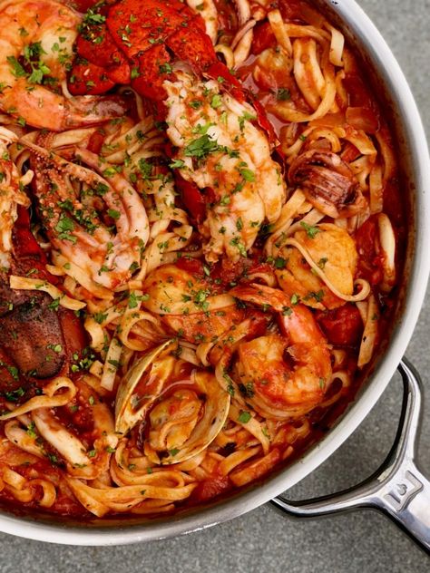 Seafood In Red Sauce, Seafood Fra Diavolo Recipe, Fra Diavolo Sauce, Seafood Fra Diavolo, Diavolo Sauce, Calamari Recipe, Seafood Delight, Red Pasta, Fra Diavolo