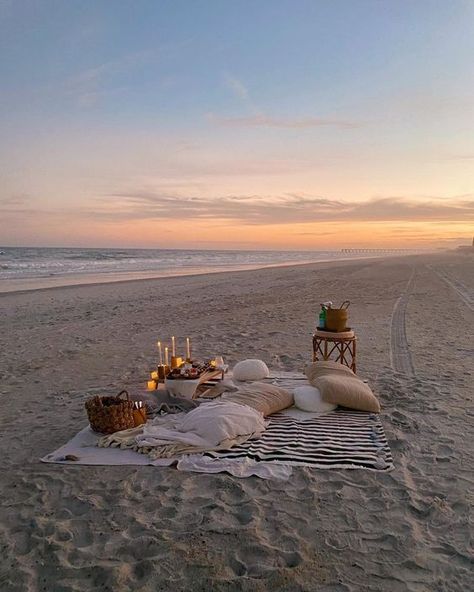 Romantic Picnic Ideas For Couples, Beach Birthday Aesthetic, Beach Picnic Proposal, Wedding Basics, Beach Engagement Party, Seasons Aesthetic, Romantic Beach Picnic, Picnic Proposal, Pretty Picnic