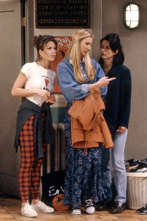 40 Kooky Phoebe Buffay Fashion Moments You Forgot You Were Obsessed With on "Friends" - Cosmopolitan.com Checked Pants Outfit, Estilo Rachel Green, Phoebe Buffay Outfits, Rachel Green Friends, Rachel Green Style, Rachel Green Outfits, Checked Pants, Friends Outfits, Cher Horowitz