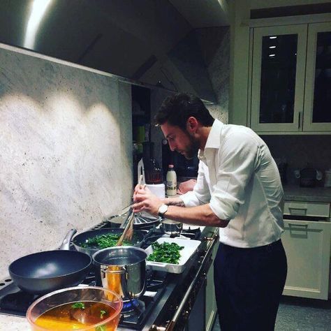 Claudio Marchisio, Trophy Husband, Man Cooking, Valerian, Dream Guy, Poses For Men, Couple Aesthetic, Future Life, Cute Couple Pictures