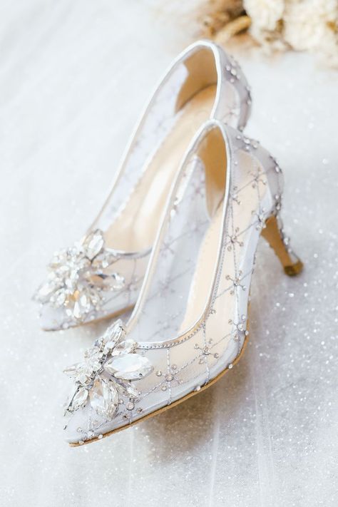 Melayu Wedding, Wedge Wedding Shoes, Bridal Shoe, Bridal Heels, Friend Anime, Luxury Bridal, Wedding Heels, Bride Shoes, Wedding Dreams