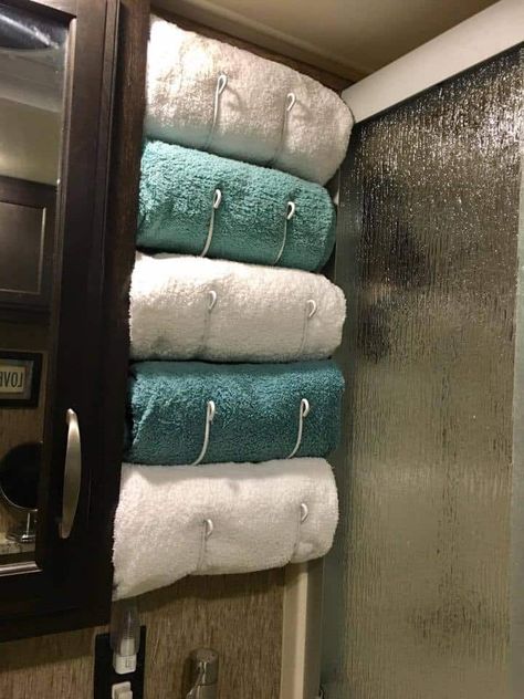 Rangement Caravaning, Camper Trailer Remodel, Camper Organization, Rv Bathroom, Camper Hacks, Rv Organization, Kombi Home, Rv Makeover, Camper Storage