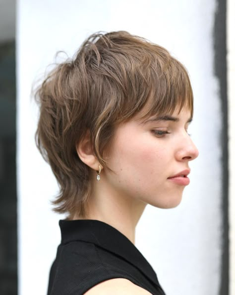 Feathered Mullet for Fine Hair Pixie Mullet, Short Hairstyles Fine, Shaggy Short Hair, Mullet Haircut, Haircut Inspo, Hair Inspiration Short, Punk Hair, Short Layered Haircuts, Short Layered