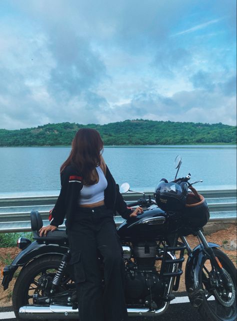 Scenic bike ride fr Rides Outfit, Bike Photo Ideas, Bike Girl Aesthetic, Poses With Bike, Bike Pics Photo Ideas, Bike Pose, Bike Poses For Women, Bike Ride Outfit, Couple Bike Pose