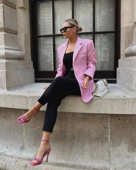 Pink Blazer Outfit, 2022 Fashion Trends, Classic Loafers, Beautiful London, Spring Work Outfits, New Looks, 2022 Fashion, Pink Blazer, Chic Outfit