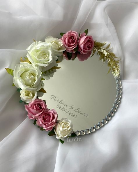 Mirror ring plate with an assortment of pink and white flowers. Mehndi Plates Ideas Pakistani, Wedding Thaal, Simple Nikkah, Simple Floral Decor, Doodh Pilai, Mehndi Plate, Engagement Plate, Nikkah Ring, Wedding Ring Tray